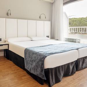 Disabled accessible room Hotel ILUNION Caleta Park S'Agaró