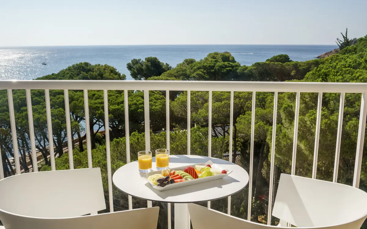 Rooms with patio Hotel ILUNION Caleta Park S'Agaró Rooms with patio Hotel ILUNION Caleta Park S'Agaró